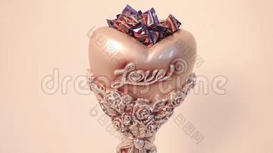 心形花瓶里的糖果。 有一个心形花瓶的柱子. 一块折叠得很漂亮的糖果